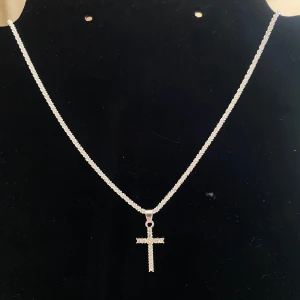 Silverhalsband med korshänge - Snyggt och stilrent silverhalsband med ett korshänge. Perfekt för både vardag och finare tillfällen. Kedjan är tunn och glittrar💓