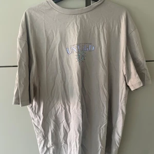 T shirt - Säljer en beige t shirt från Asos med litet tryck. Stl xs