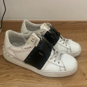 Säljer valentino skor! - Säljer dessa Valentino skor! Bara skor medföljer ❤️ Är öppen för bud men kommer ej sälja under 2000 då denna modell med nitar på är väldigt svår och få tag på 🙏dem är väldigt bra skick