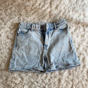 Jenas shorts - Fina shorts men tyvärr för små, shortsen går att vika upp om man vill det. Bra skick  