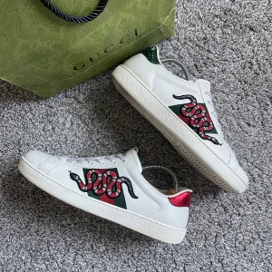 Gucci ace skor - Bra skick inga skador , äkta såklart, strlk 40 men passar 40,5/41 , byte öppet bara skriva för fler frågor 