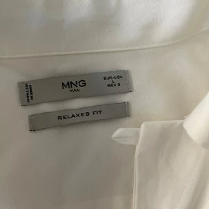 Mango kortärmad skjorta  - Bra skick, använd en gång men var för liten. Extremt skön att ha i värme. 