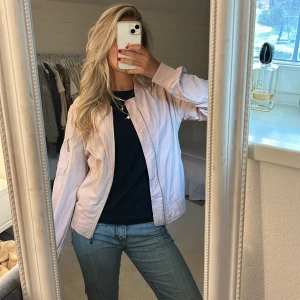 Jacka  - Tunn ljusrosa ”bombar” jacka🩷🩷 