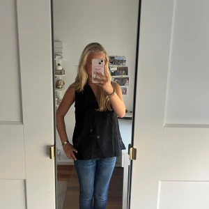 HM topp - Jättesnygg oanvänd topp från HM! Den har även en jättesnygg detalj vid halsen. Storlek S men passar även M.