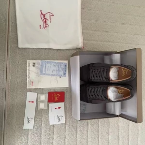 Louboutin - Helt nya skor. Skornas skicka är på Top! Allt du ser på bilden följer med! Om ni är intresserade så hör av er 