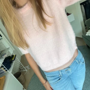 Söt stickad t-shirt - Stickad tshirt med sötaste ljusrosa färgen, perfekt till alla tillfällen. Aldrig använd, snygg med lågmidjade byxor 🩷