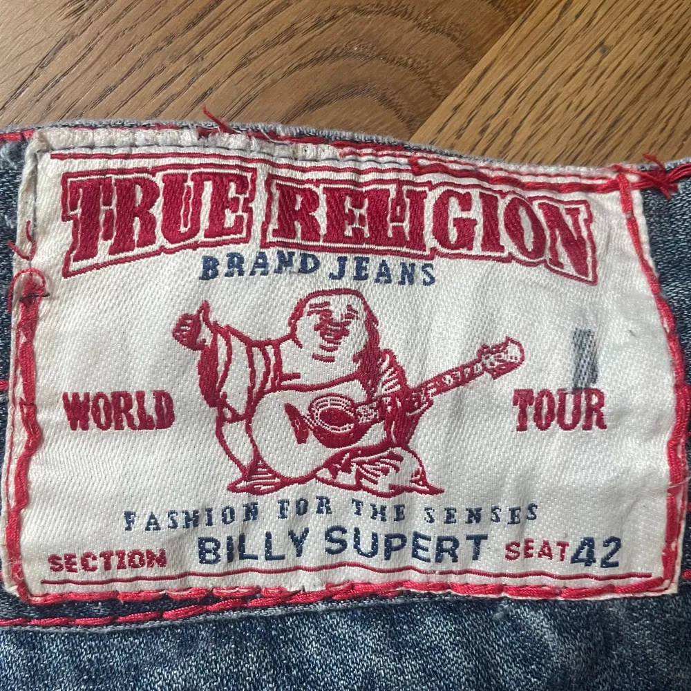 ‼️Skicka bud för enkel affär‼️   Äkta true religon jeans i Section Billy Super T stitching🙏🙏 Hella Baggy W42. Skicka DM för mått. En halv knapp har fallit av och det är sytt på några ställen fast det syns knappt.  Sedda på Chief keef och Sematary . Jeans & Byxor.