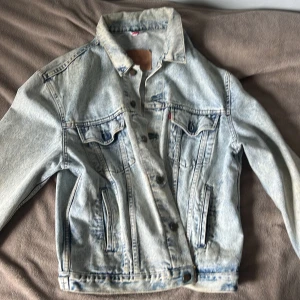 Levis vintage jacka - Levis vintage jeansjacka i bra skick. Blå färg fick i present.