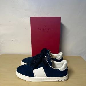 Valentino Flycrew - Säljer nu dessa Valentino Flycrew  i storlek 40-41. De är i bra skick och har mycket kvar att ge. Skriv om ni har några frågor. 🙏🏼🙌🏼  Defekter en nit saknas!  ❗️❗️INGA BYTEN!!!! ❗️❗️