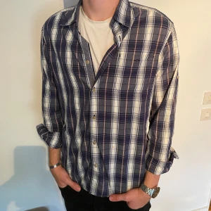 Flanellskjorta  - Tja! Säljer en riktigt snygg flanellskjorta i storlek M. Unikt mönster och i rikigt bra skick. Kom gärna med prisförslag!🤝🏻🌟