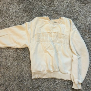 sweatshirt  - säljer denna fina sweatshirten då de ej är min stil längre, super fint skick och knappt använd
