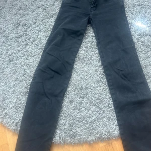 low waist bootcut jeans - lågmidjade bootcut jeans från lager 157. Har andvändt jeansen ett få tal gånger efter som de har blivit för små.  Kontakta vid intresse