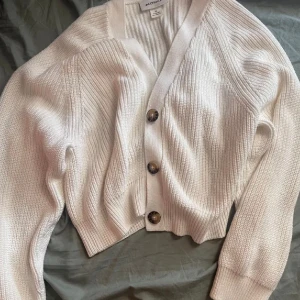 Vit stickad kofta från Monki - vit stickad cardigan kofta från Monki. använts ett par gånger