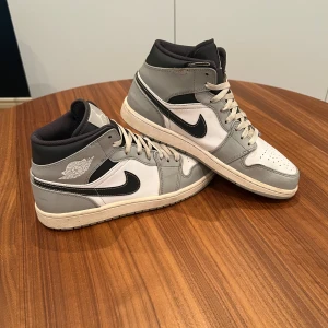 Jordan 1 Light Smoke Grey - Säljer mina riktigt snygga Jordan 1 Light Smoke Grey Anthracite mid som har används en del men har fortfarande mycket mer att ge.  Nypris är cirka 3000kr. Säljer för 450kr.