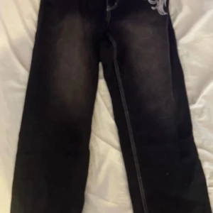 Lågmidjade Y2K jeans med tryck - Lågmidjade Y2K jeans, köpt second hand, okänt varumärke, säljer pga att dom är för korta i benen (är 178cm)