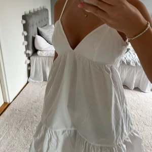 Vit klänning - Säljer denna jättesöta vita klänningen.🌸 Knappt använd. 