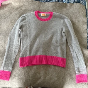 Kashmirtröja - Säljer denna fina trendiga kashmirtröja dö jag inte använder den ofta. Den är i fint skick men har en liten fläck längst ut på handleden som inte syns vid användning. 