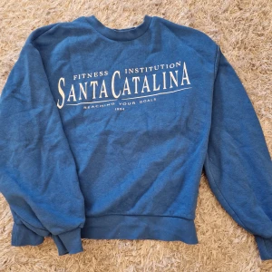 Blå sweatshirt från Gina Tricot - Säljer en blå sweatshirt från Gina Tricot. Tröjan är i storlek XXS och har en normal passform med ribbade muddar vid ärmslut och nederkant. Perfekt för en avslappnad stil eller träning! Använd men utan några defekter. 