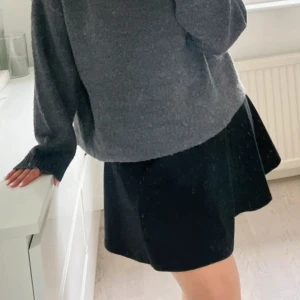 Svart hög midjad kjol - En hög midjad kjol Endast använd få gånger  Pris kan diskuteras 