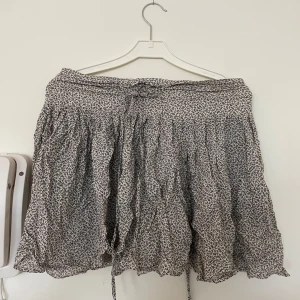 Kjol - Knappt använd kjol, gott skick 