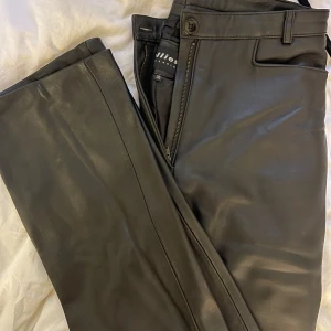 Läderbyxor  - Äkta läderbyxor från Hollies Stockholm storlek 36. Midwaist och raka i modellen, i princip aldrig använda så jättebra skick!!