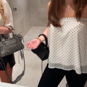 Prickig kjol - Säljer denna jättefina prickiga kjolen som man även kan använda som topp🩷🩷🩷