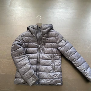 Bomboogie jacka - Säljer denna Bomboogie jacka i storlek XS/S  Kan användas på olika sätt genom att vända den ut och in.  Repfri och fläckfri  -nypris 2999kr