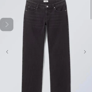 Weekday Arrow jeans  - Jättefina jeans från weekday i modellen Arrow. De är raka och låga i midjan. Storlek 28x30 och passar mig som är 160. 