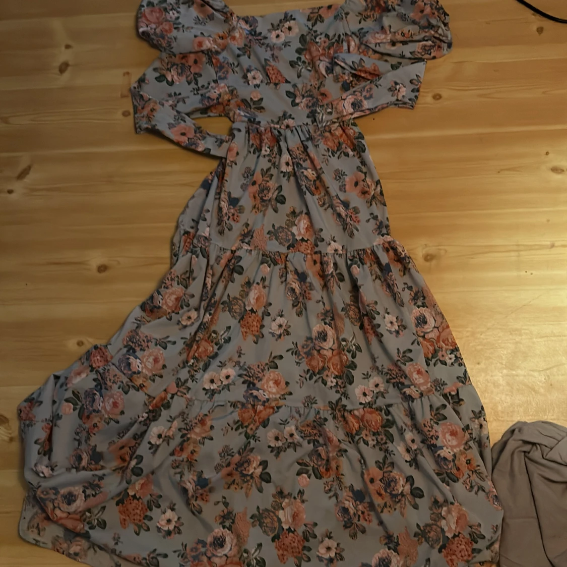 Blommig långklänning med volanger