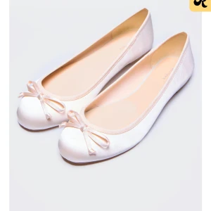 ballerinaskor - ballerinaskor i satin som bara använts inomhus🩰🤍 ljusrosa / beige
