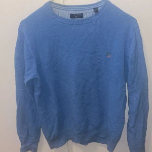 Ljusblå gant - Säljer en snygg ljusblp tröja ifrån gant. Nypris runt 600kr. Inga hål eller defekter. Storlek Xs, 158/164 cm. Matrialet är bomull. Hör av dig vid mera frågor eller bilder.