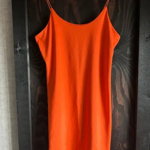 Klänning Bik Bok - Supersnygg orange klänning från BikBok. Storlek L.