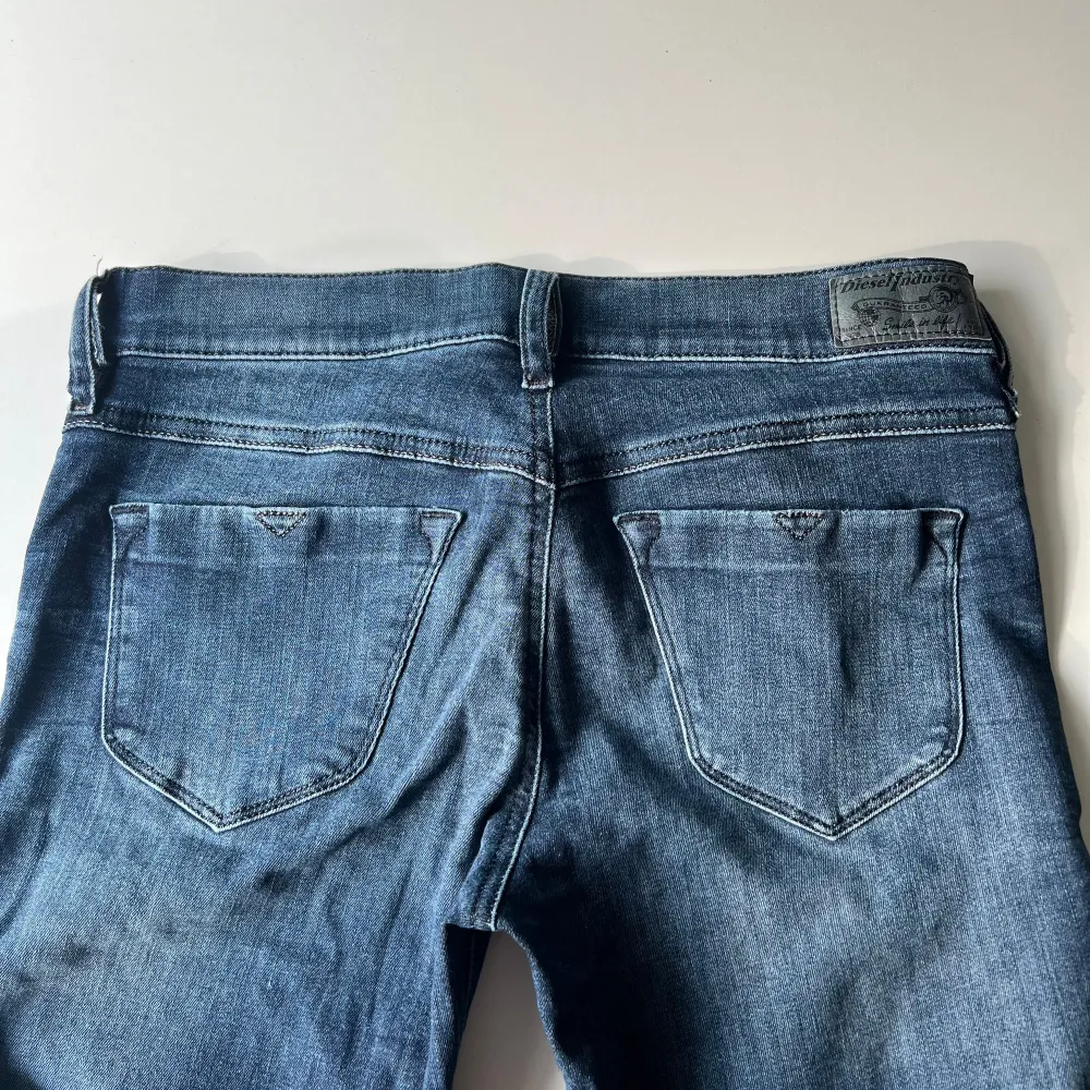 Lågmidjade vintage bootcut Diesel jeans. Midjemått: 76-86 cm, stretchiga. 38-43 cm rakt över. Innerbenslängd: 86 cm. Jag är 176 cm 💞. Jeans & Byxor.