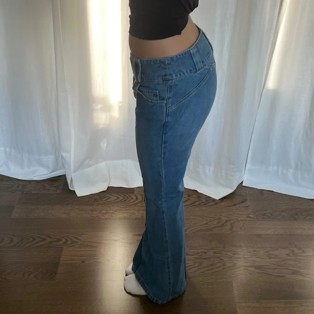 Lågmidjade vintage bootcut jeans som knäpps ifam från Joelle. Midjemått: 82 cm, 41 cm rakt över. Innerbenslängd: 81 cm. Jag är 176 cm. Några knappar saknas men det är inget som märks och de knäpps utan problem 💘. Jeans & Byxor.