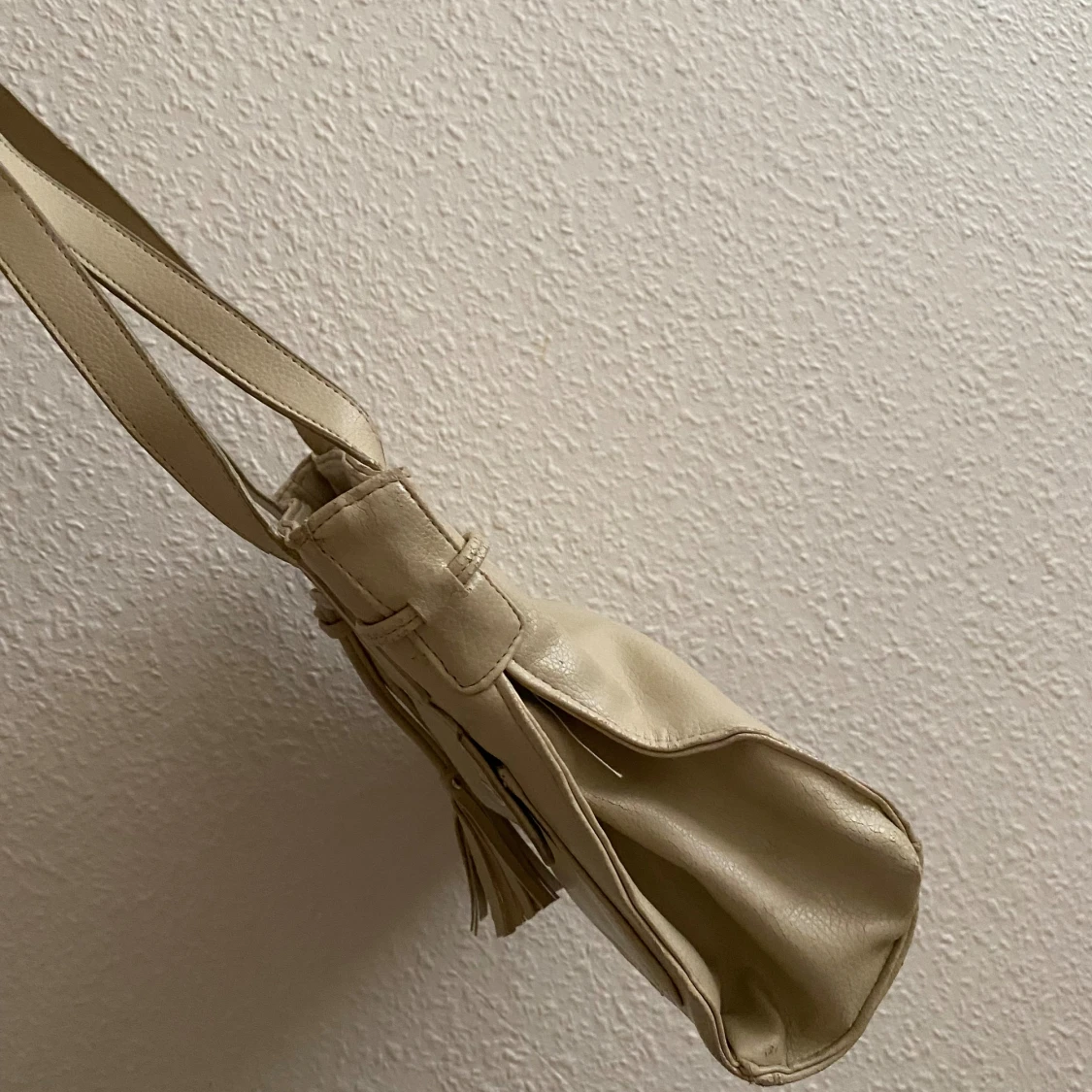 Beige axelväska med fransdetaljer - 91