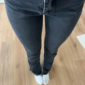 Svart gråa jeans - Från nakd med slits 