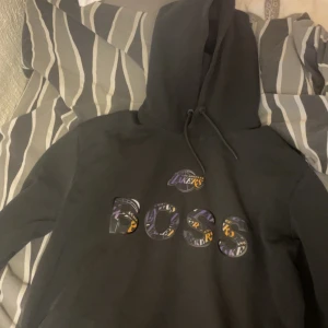 Hugo boss x lakers hoodie - Använd, bra skick, enda ”felet” är att den tappat gummit längst ut på snörena i tvätten, inget som påverkar kvalite eller utseende