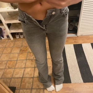 Snygga jeans - Säljer dessa snygga jeans från Gina tricot. Inte alls mycket använda, storlek 32 och skulle säga att dom är midwaist. Sparsamt använda. Skriv vid frågor💕 (Köparen står för frakten💗)