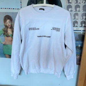 Vit sweatshirt  - Vit mysig sweatshirt från bohoo! Skriv vid övriga frågor🥰
