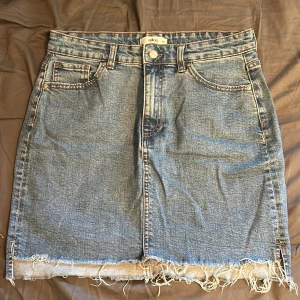 Jeanskjol - Mörkblå jeanskjol från Ellos