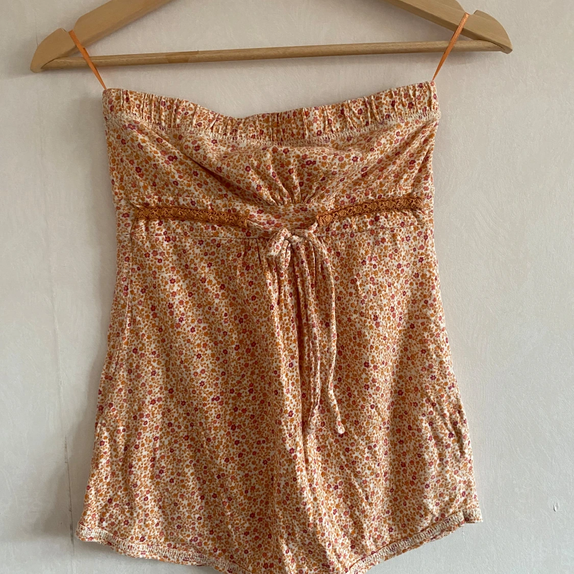 Blommig axelbandslös klänning från BSK - 91