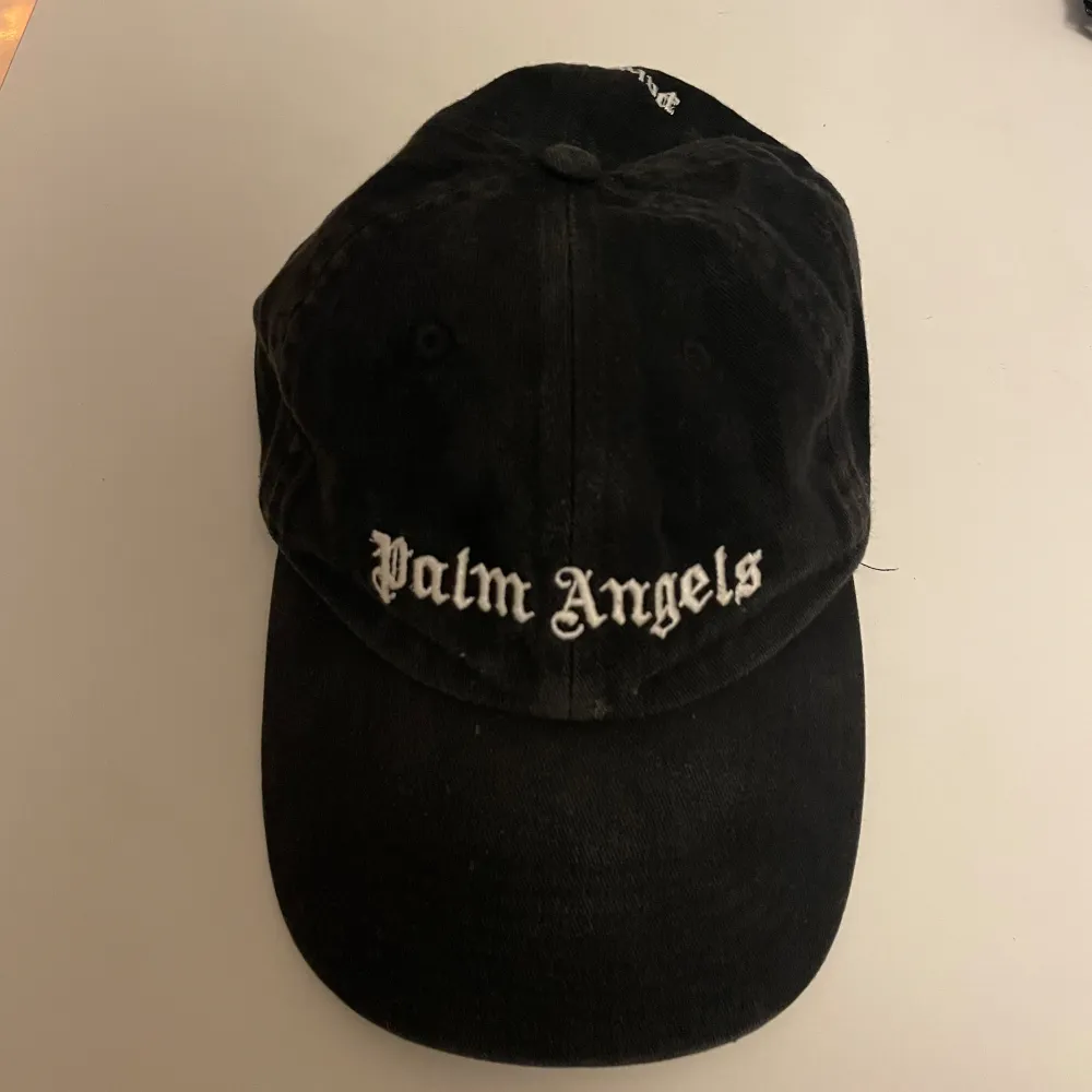 Palm angels keps. Använd en del men fortfarande i gott skick. Dm om du har några frågor ✌🏼. Accessoarer.