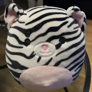 Squishmallow Tasha the Tiger 19cm I fint skick . Frakten ingår I priset