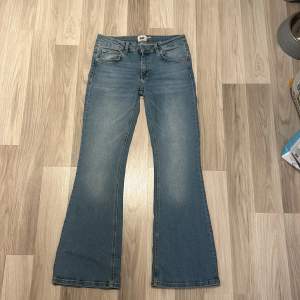 Säljer ett par snygga blå bootcut jeans från Lager 157. De har en låg midja och klassisk femficksdesign. Byxorna är i storlek S, SHORT LENGTH. Endast använda 2-3 gånger. Innerbensmått - 73cm. Midjemått rakt över - 36cm.