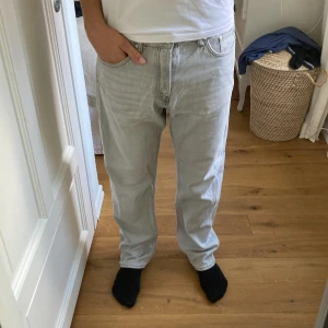 Weekday Space Jeans - Jeans från Weekday i modellen Space. Sitter straight/loose fit. Storleken är W31 L32 och skicket är mycket bra utan tecken på användning. Hör av dig vid minsta fundering.