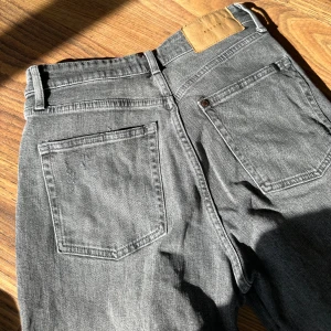 Grå jeans  - Fina gråa jeans med slitningar  