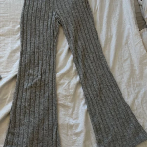 Tröja med delad fåll och flared byxor (Matching set)<3 - En tröja med ribb-stickad material som jag tycker är skönt:)Tygen är stretchiga, samt byxorna är mid-waisted. Top: Axlar: 36cm Längd: 72cm Ärmlängd: 60cm Bröst: 80 cm Bicep: 27cm Byxor: Längd: 102cm Midja: 64-96cm Hip: 84cm Lår: 52 cm Innersöm: 75cm
