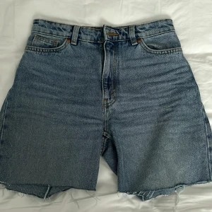 Jeansshorts  - Köpta från monki för länge sen. Säljer för de är lite för små för mig! Jag har vanligtvis storlek 36/38. Priset går att diskutera 