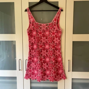 Strandklänning - VACKRASTE strandklänningen från Zara. Statementpiece, kan användas både på stranden men även på fest med lager under!! Endast använd fåtal gånger, i mycket fint skick!! 