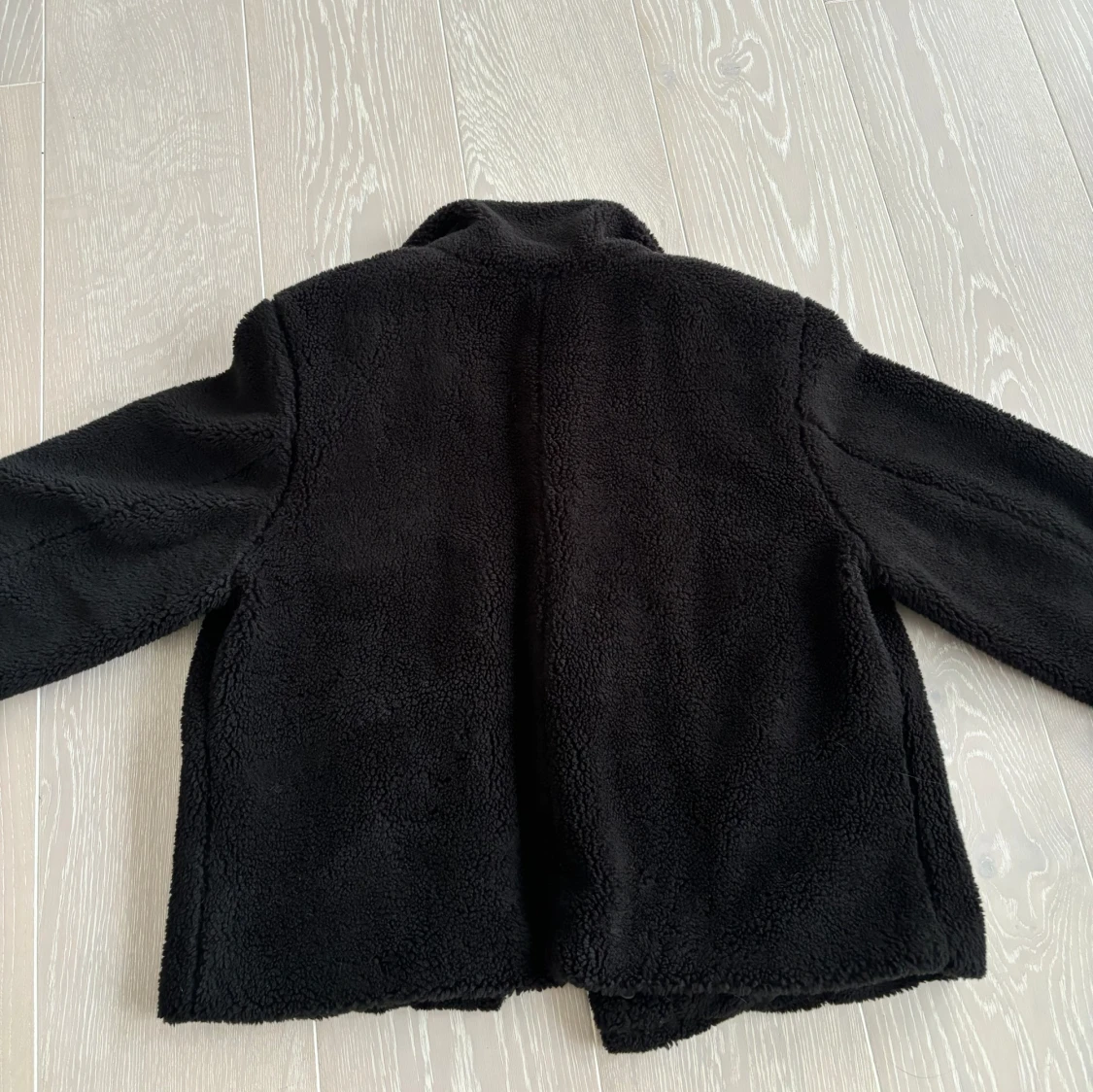 Fluffig svart jacka - 1